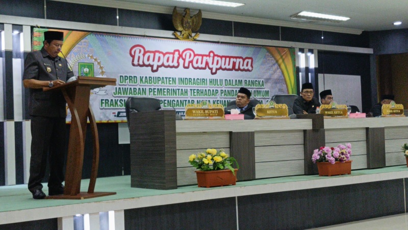 Wabup lnhu, Ir H Hendrizal MSI saat menyampaikan pidato nota keuangan dan rancangan peraturan daerah tentang APBD tahun 2026 pada rapat paripurna DPRD Inhu, Jumat (21/11/2025).