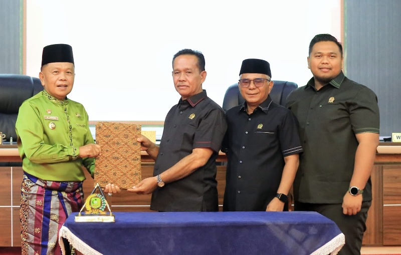 Serah terima draf Kua-PPAS antara Bupari H Asmae kepada Ketua DPRD Khalid Ali bersama unsur pimpinan dewan lainnya.