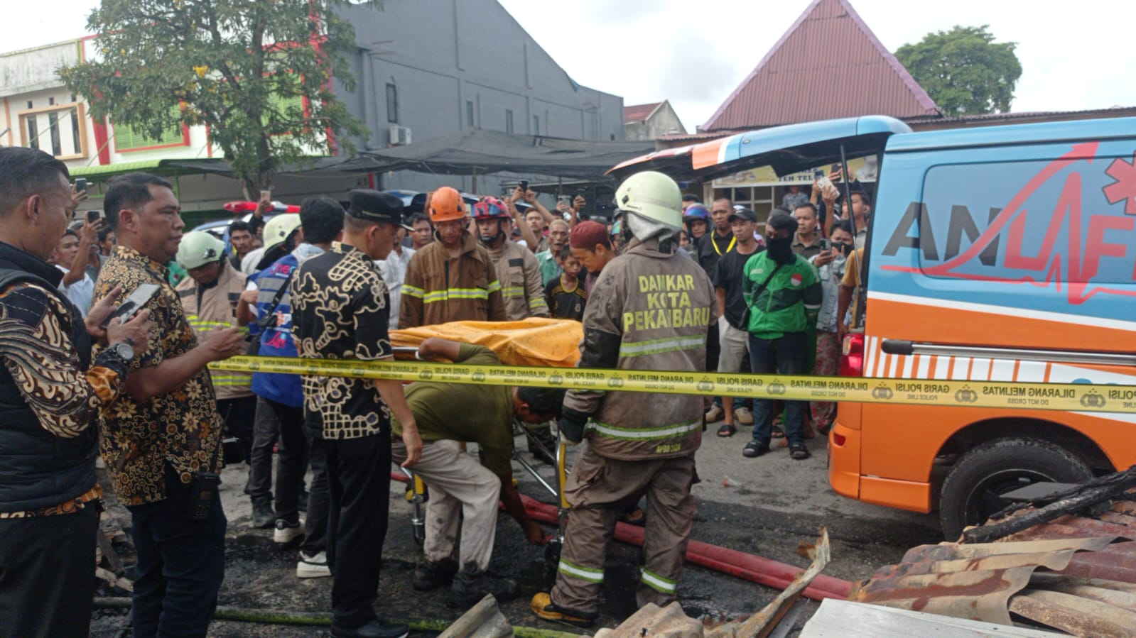 Petugas evakuasi jasad korban Kebakaran terjadi di Jalan Melur, Kelurahan Sidomulyo Barat, Panam, Kecamatan Tuah Madani Pekanbaru, pada Jumat (21/11/2025).