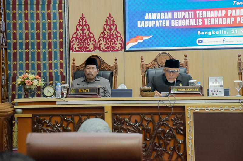 Asisten 1 Setdakab Ed Efendi menyampaikan jawaban resmi terhadap pandangan umum tujuh fraksi dalam Sidang Paripurna DPRD  terkait RAPBD 2026 beserta nota keuangan di DPRD Bengkalis, Jumat (21/11/2025)
