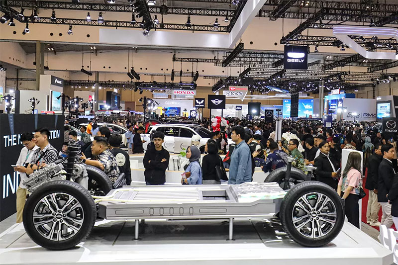 Suasana pameran otomotif di GAIKINDO Jakarta Auto Week (GJAW) 2025, di ICE BSD City Tangerang, Banten, Jumat (21/11/2025).