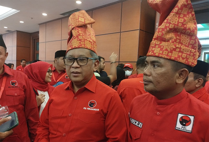 Sekjen DPP PDIP Hasto Kristiyanto, didampingi Bupati Pelalawan Zukri, saat memberi keterangan pers usai membuka Konferda PDIP Provinsi Riau di Hotel Labersa, Kampar, Sabtu (22/11/2025).