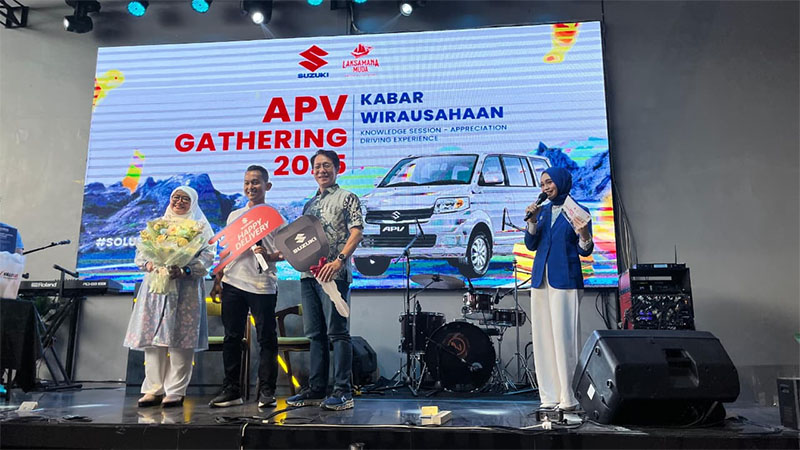 Head of Fleet Sales Group PT Suzuki Indomobil Sales, Neneng Siti Nurhayati dan Regional Manager PT Buana Indomobil Trada, Santoni menyerahkan kunci pada konsumen, di Laksamana Muda Cafe, Sabtu (22/11)
