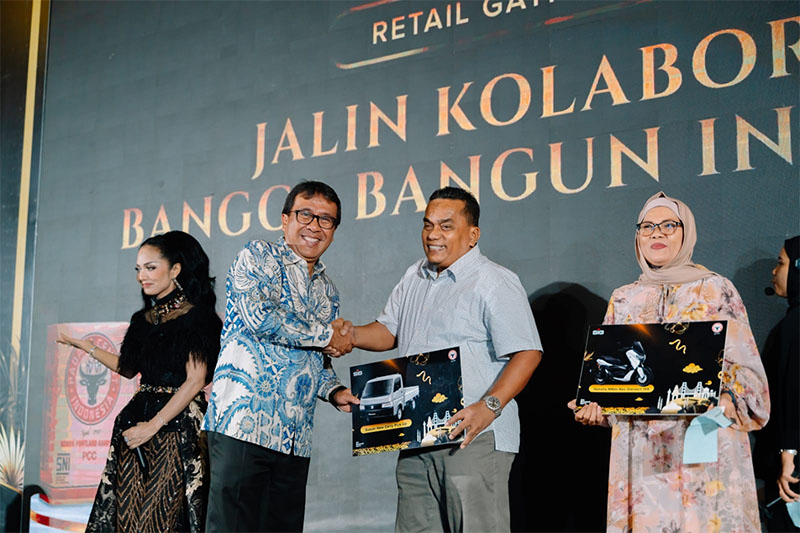 Dirut PT Semen Padang Pri Gustari Akbar menyerahkan hadiah utama grand prize satu unit mobil pick up Carry kepada pemilik toko bangunan pada acara Retail Ghatering SIG yang digelar di Pekanbaru