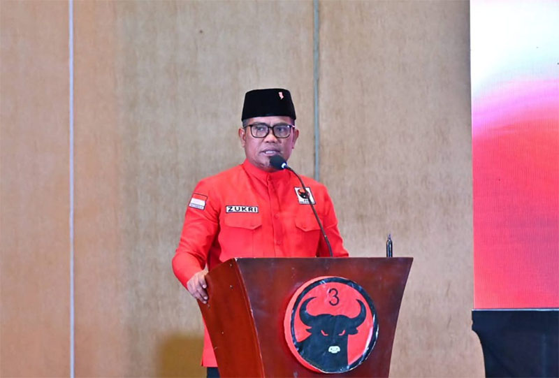 Zukri Misran memberi sambutan usai dilantik kembali sebagai Ketua DPD PDIP Provinsi Riau di Hotel Labersa, Kampar, Sabtu (22/11/2025).