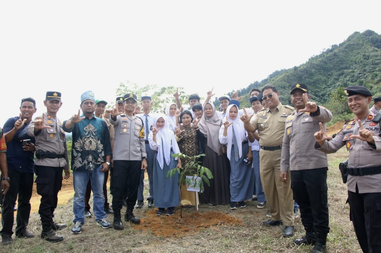 Kapolres Rohul AKBP Emil Eka Putra foto bersama usai upacara Peringatan Hari Pohon Sedunia sekaligus penanaman ratusan pohon serentak di kawasan Bukit Suligi, Kecamatan Kabun, Jumat (21/11/2025).