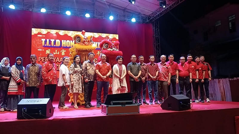 Kapolresta Pekanbaru Kombes Pol Jeki Rahmat Mustika SIK didampingi Ketua Walubi Riau Mariana bersama tokoh Agama Buddha dan ormas Tionghoa di Pekanbaru foto bersama.