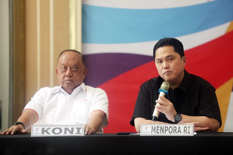 Menteri Pemuda dan Olahraga Erick Thohir dan Ketua Komite Olahraga Nasional Indonesia (KONI) Marciano Norman berbincang saat konferensi pers di Kantor Kemenpora, Jakarta, Jumat (21/11/2025).