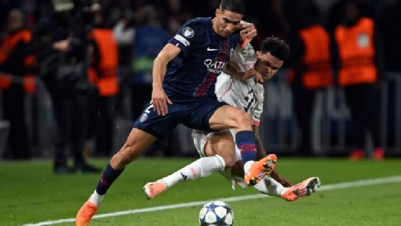 Luis D&iacute;az telah dijatuhi hukuman larangan bertanding tiga pertandingan akibat tekelnya terhadap Achraf Hakimi dari Paris Saint-Germain.