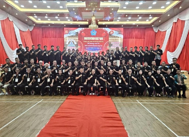 Ketua Harian PSMTI Riau Jailani Tan (tengah) didampingi seluruh pengurus PSMTI Kabupaten Indragiri Hilir dan Pengurus PSMTI Riau foto bersama usai melaksanakan Muskab di Gedung PSMTI Inhil.