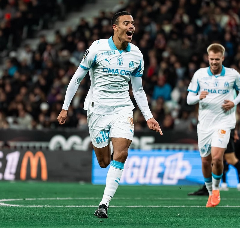 Mason Greenwood mencetak dua gol saat Olympique Marseille mengalahkan Nice 5-1 untuk membawa klub itu ke puncak Ligue 1.