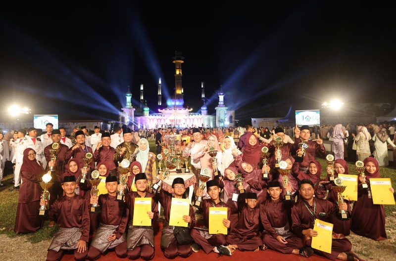 Wabup Rohul Syafaruddin Poti (kiri) bersama Camat Rokan IV Koto Alfarid Toha dan istri foto bersama dengan qari dan qariah Kecamatan Rokan IV Koto usai menerima piala dan hadiah pada penutupan MTQ.