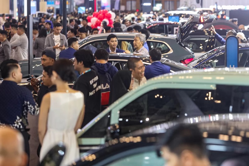 Suasana pameran otomotif di GAIKINDO Jakarta Auto Week (GJAW) 2025, di ICE BSD City Tangerang, Banten, Jumat (21/11/2025). Suasana pameran otomotif di GAIKINDO Jakarta Auto Week (GJAW) 2025.
