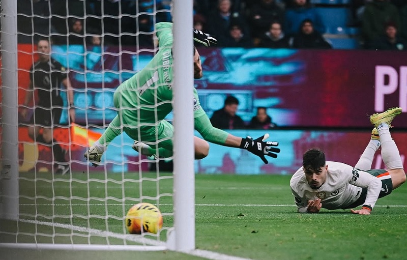 Pedro Neto mencetak gol dengan sundulan spektakuler di menit ke-37 saat Chelsea mengalahkan tuan rumah Burnley 2-0 dalam lanjutan Liga Premier Inggris.
