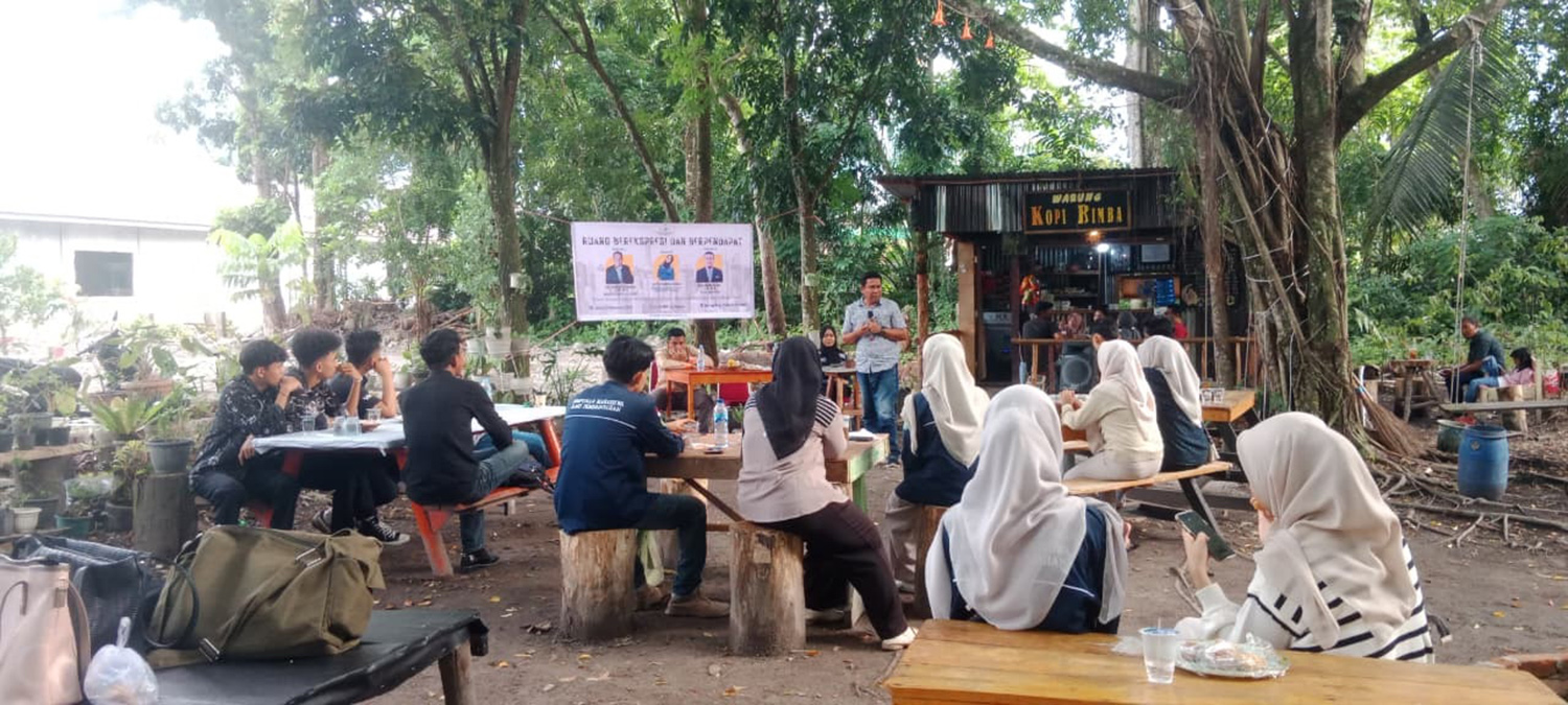 Aktivitas perkuliahan luar ruang di pelataran WKR.
