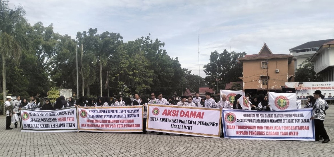 Puluhan Ketua Cabang PGRI dan perwakilan Forum Guru Kota Pekanbaru menggelar Aksi Damai di halaman Mal Pelayanan Publik (MPP), Ahad (23/11/2025).