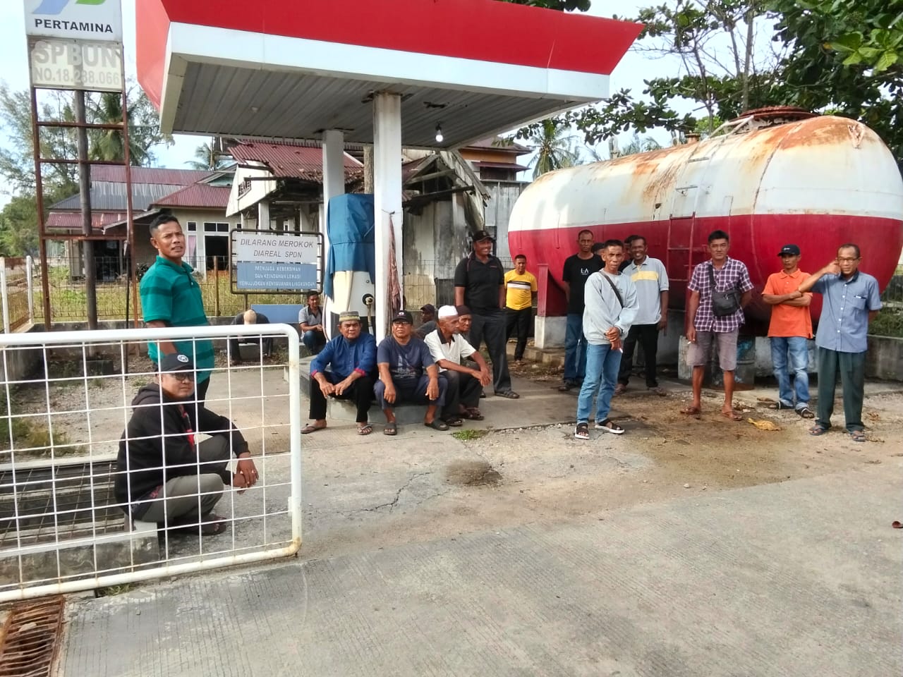 Nelayan yang tergabung dalam kelompok nelayan perwakilan i 9 desa memberikan dukungan melalui pertemuan dengan Sahak alias Ishak  di SPBU KPPM Desa Pambang Pesisir, pada Jumat (21/11/2025).