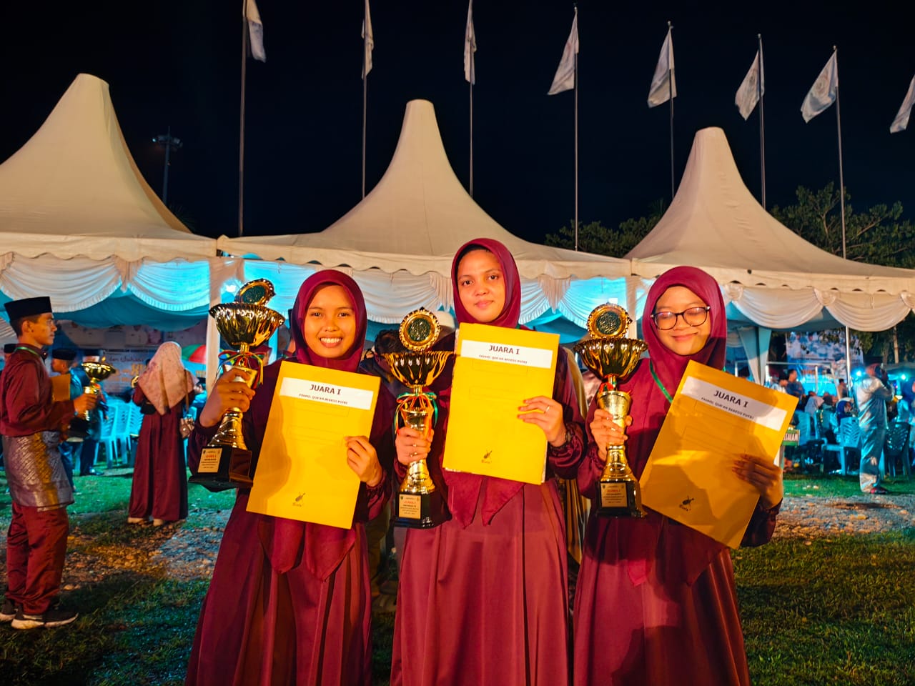 Santri Ponpes Dar El Hikmah Pekanbaru meraih juara pada ajang MTQ Kabupaten Rohul, baru-baru ini.