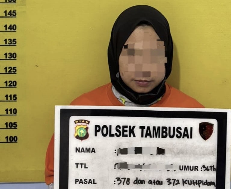 Tersangka penipuan dan penggelapan mobil dan uang senilai Rp320 Juta serahkan diri dan ditahan di Mapolsek Tambusai, Sabtu (22/11/2025).