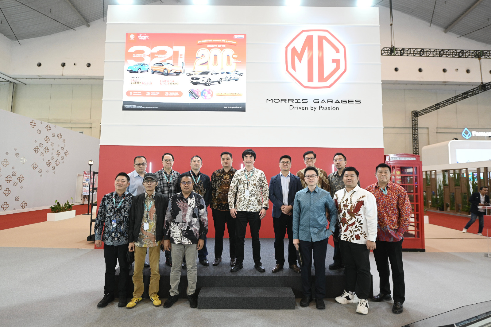 Jajaran manajemen MG Motor Indonesia bersama perwakilan dealer partner saat sesi press conference di GJAW 2025.
