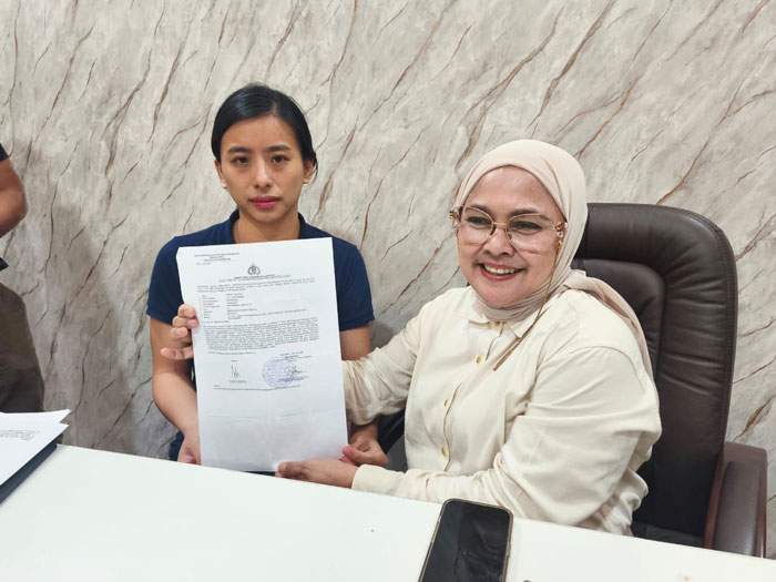 Poppy (kiri), orang tua anak berkebutuhan khusus yang diduga jadi korban kekerasan, bersama Penasihat Hukumnya Evan Nora SH akhir pekan lalu menunjukkan STPL perkara ini yang dilaporkan sejak Juli