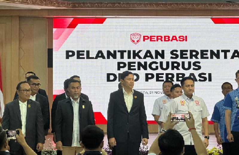 Ketua Umum Perbasi Riau periode 2024-2028 Zulhendri (depan dua kiri) saat dilantik serentak bersama delapan Perbasi provinsi lainnya di Wisma Kemenpora, Jalan Gerbang Pem