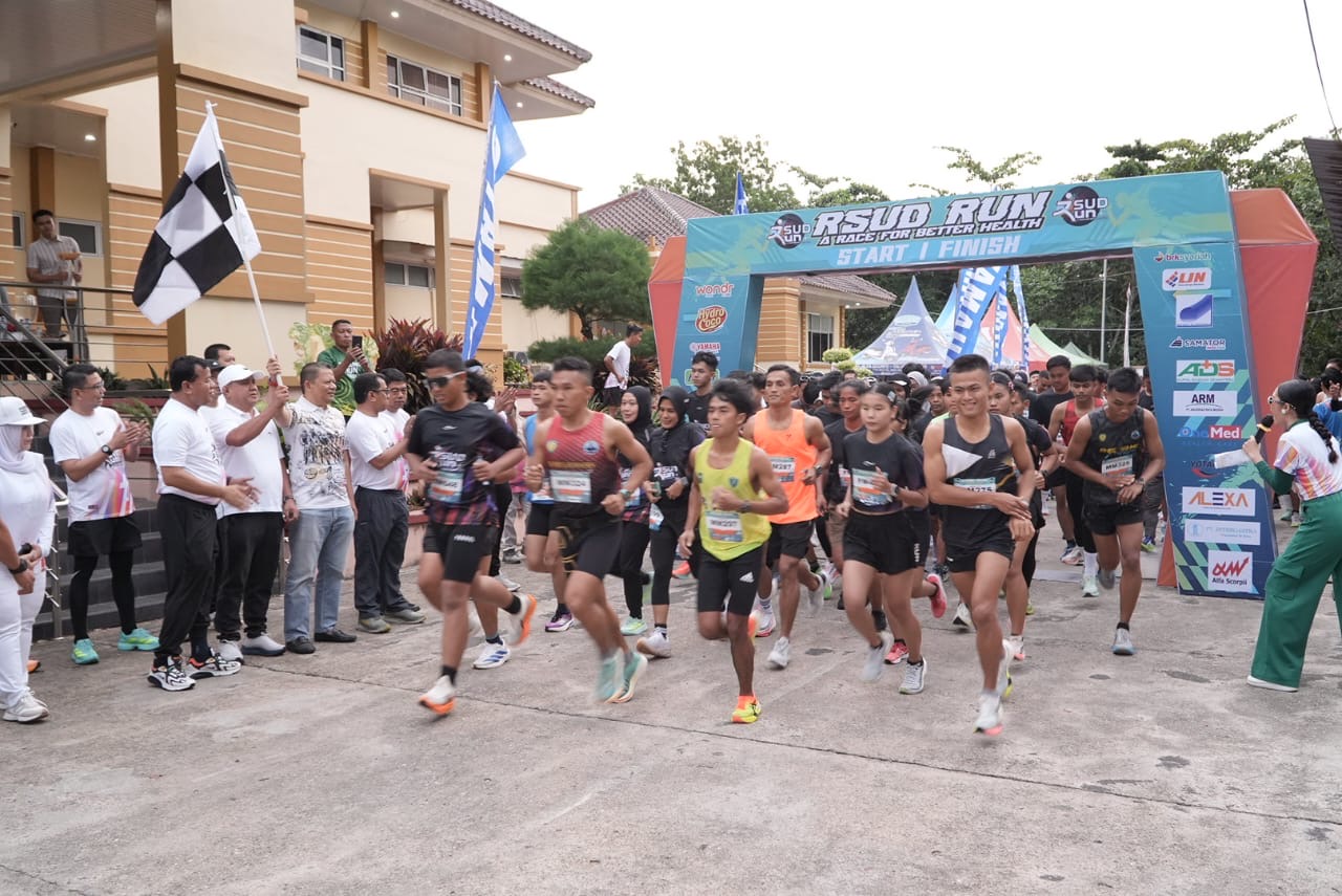 Bupati Kuansing Dr H Suhardiman Amby MM, melepas peserta RSUD RUN 2025, Ahad (23/11/2025) di halaman RSUD Teluk Kuantan.
