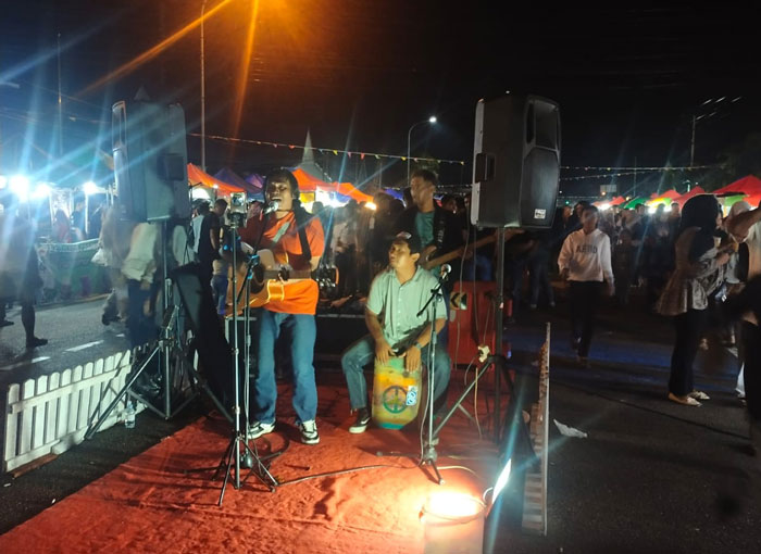 Penampilan live musik akustik di area CFN GRIB Jaya Bengkalis di Jalan Antara, Desa Senggoro, Bengkalis, Malam Ahad (21/11/2025).