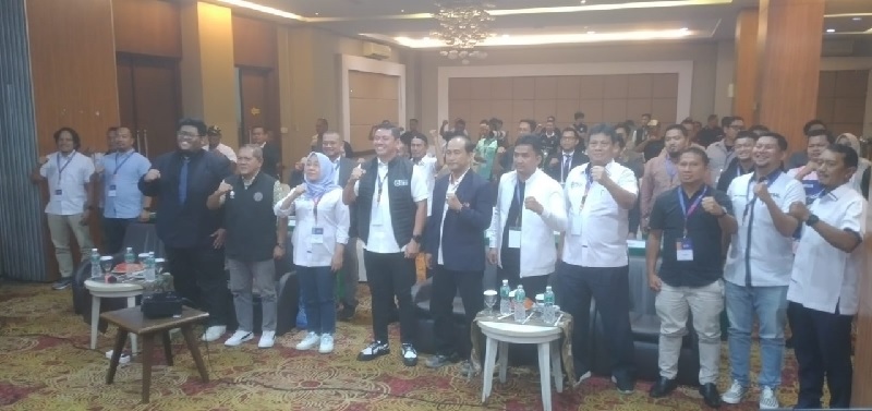 Sekretaris Dispora Riau Nur Hamdi dan Wakil Ketua IV KONI Riau M Yunus foto bersama Ketua Asprov PSSI Riau Edward Riasnyah didampingi Wakil Ketua Adri Asril, Sekum Agus Samsir.