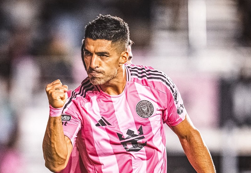 Luis Su&aacute;rez dibela pelatih Inter Miami, Javier Mascherano.