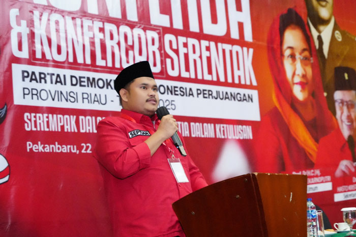 Ketua DPC PDIP Kabupaten Bengkalis Septian Nugraha menyampaikan sambuatan usai dilantikan bersama pengurus lainnya, Sabtu (22/11/2025) malam.