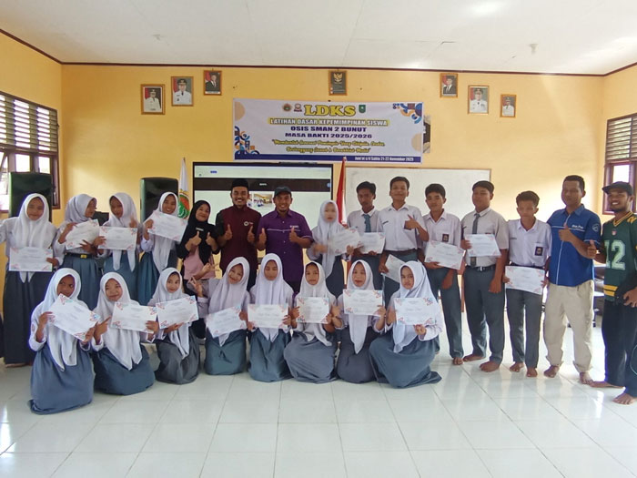 Foto bersama Kepsek SMAN 2 Bunut, H Akhmad Khairulli SPdi MPdI bersama pengurus Osis usai mengikuti LDKS yang digelar di ruang kelas XI, Ahad (22-23/11/2025).