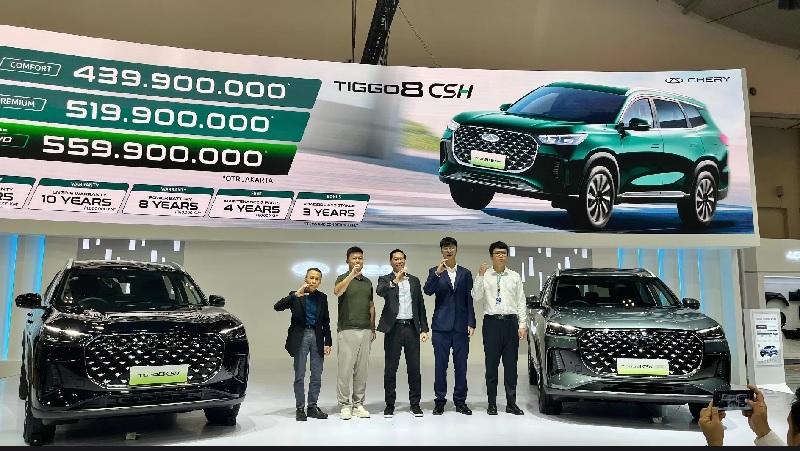 PT Chery Sales Indonesia (CSI) resmi meluncurkan varian terbaru dari SUV premium andalannya Tiggo 8 CSH yakni Tiggo 8 CSH Comfort dan AWD di GJAW 2025.