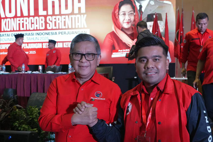 Zulkardi (kanan) salam komando bersama Sekjen DPP PDIP usia pembukaan Konferda di Hotel  Labersa, Kampar pada Sabtu (22/11/2025).