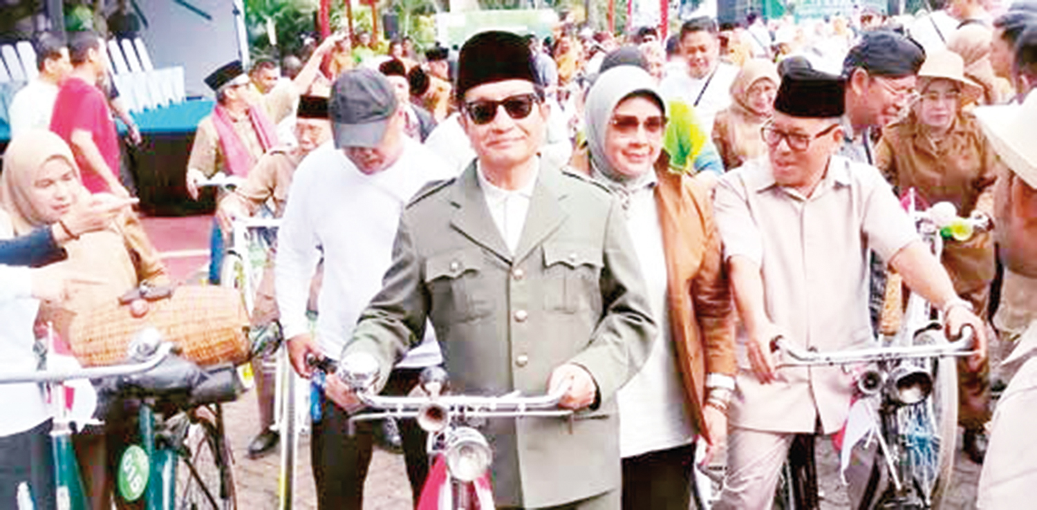 Menteri Agama Nasaruddin Umar didampingi sang istri dalam acara ngontel bareng menyambut Hari Guru Nasional (HGN) 2025 di Jakarta, Ahad (23/11/2025).