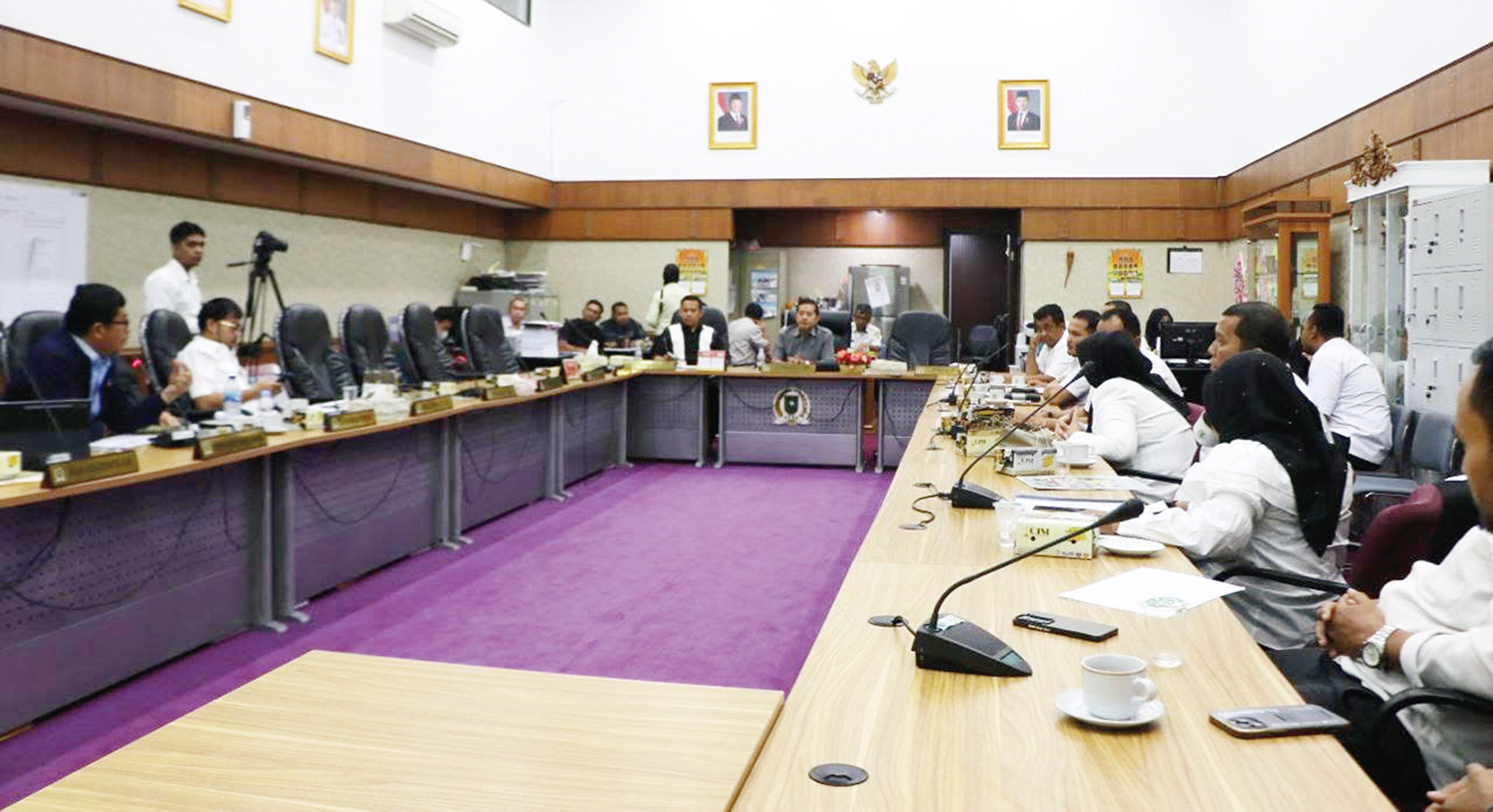 Ketua Komisi II DPRD Riau Adam Syafaat dan anggota Komisi II saat rapat bersama Disperindagkop UKM Provinsi Riau, belum lama ini.
