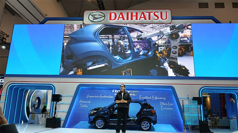 Marketing and Corporate Communication Director PT Astra Daihatsu Motor Sri Agung Handayani saat pembukaan booth Daihatsu di GJAW, (21/112025).