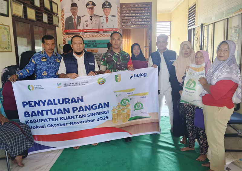 Pemimpin Bulog Cabang Rengat, Ryanel Ismansyah, menyalurkan bantuan pangan untuk wilayah Kecamatan Kuantan Tengah, pekan kemarin.