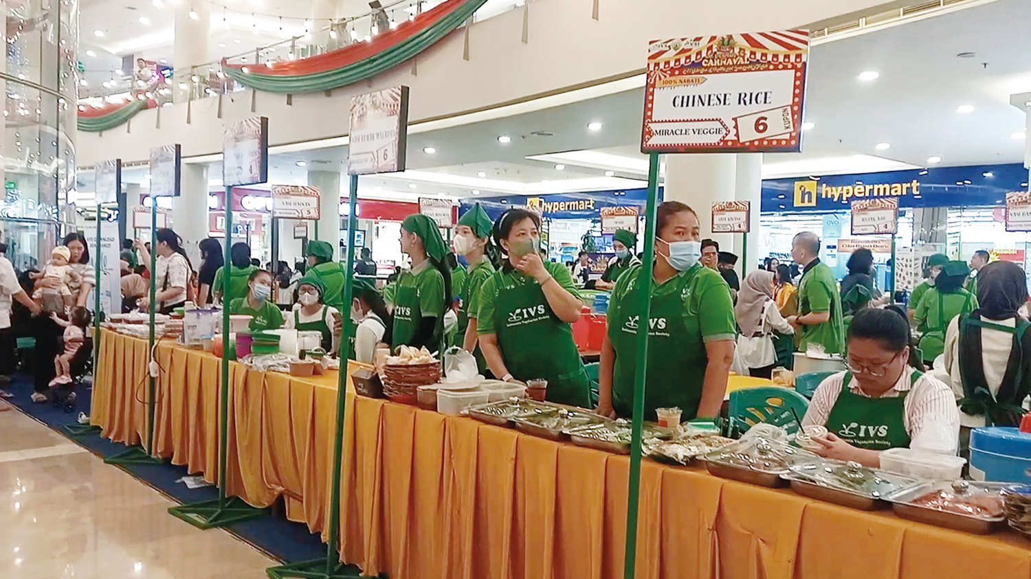 Puluhan stan bazar menyajikan aneka menu vegatarian yang diselenggarakan oleh IVS di Mal Ciputra Seraya, Pekanbaru, Ahad (23/11/2025).