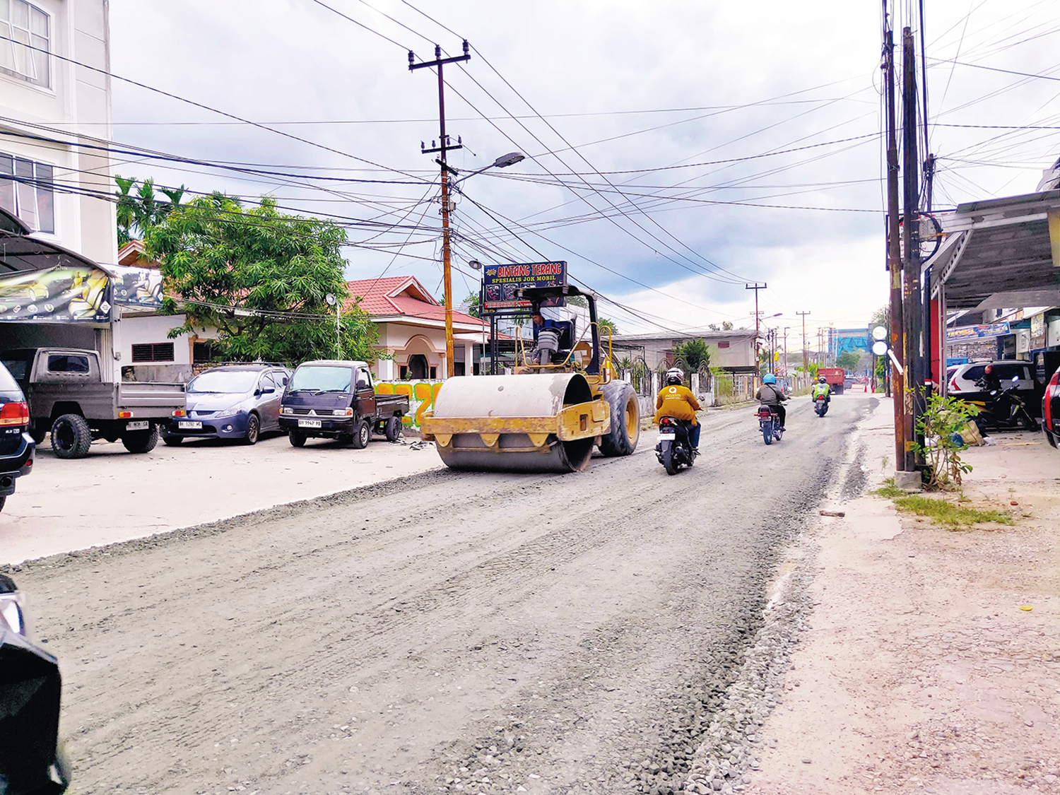 Perbaikan Jalan : Pekerja menggunakan alat berat melakukan perbaikan Jalan Garuda Kecamatan Payung Sekaki Pekanbaru, Sabtu (22/11/2025). ft : EVAN GUNANZAR/RIAU POS