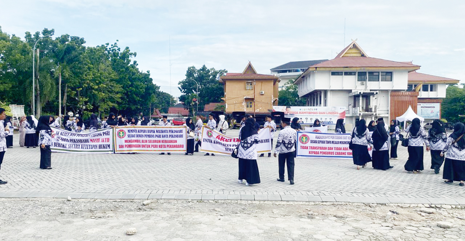 Puluhan guru dari PGRI cabang dan perwakilan Forum Guru Kota Pekanbaru menggelar aksi damai di halaman Mal Pelayanan Publik (MPP) Pekanbaru, Jalan Jenderal Sudirman, Ahad (23/11/2025).