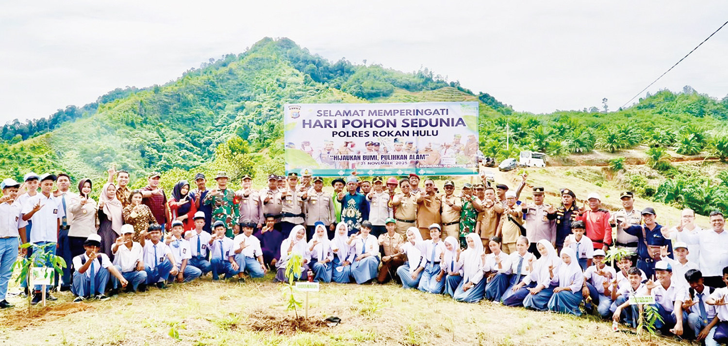 Kapolres Rohul AKBP Emil Eka Putra SIK MSi foto bersama dengan Forkopimcam Kabun, kades, tokoh masyarakat, perwakilan ormas dan pelajar usai upacara peringatan Hari Pohon Sedunia dan penanaman ratusan pohon di kawasan Hutan Bukit Suligi, Desa Aliantan, Ka