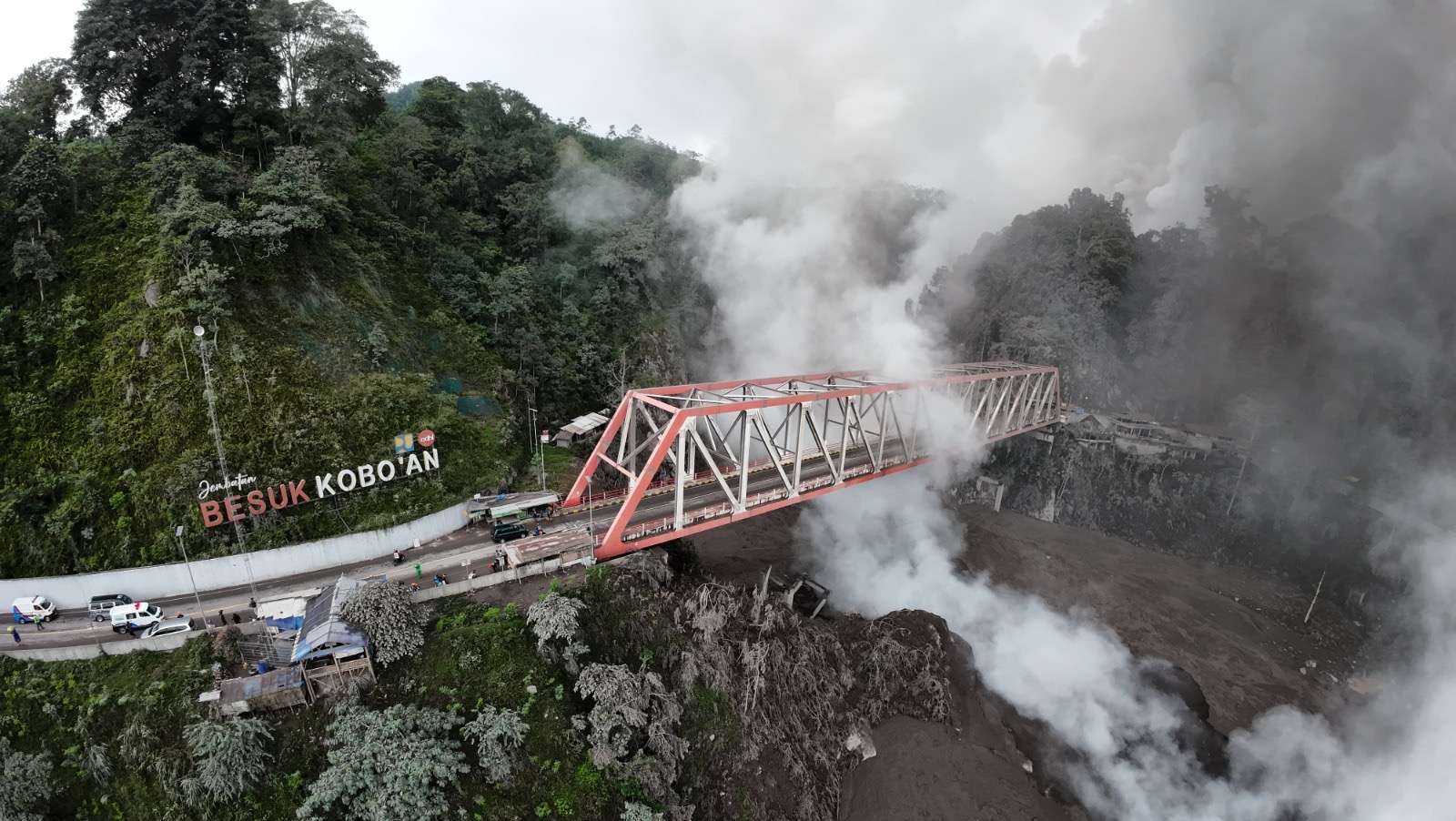 Pemotretan foto udara melalui drone pada kawasan yang terdampak awan panas guguran Gunung Semeru yang berada di perbatasan Kabupaten Lumajang dan Malang, Provinsi Jawa Timur, Ahad (23/11/2025).