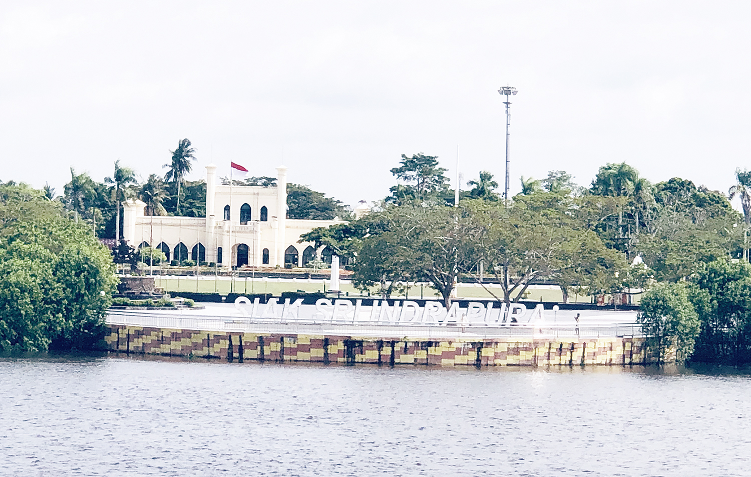 Penampakan Istana Asserayah Alhasyimiah atau Istana Ma&shy;tahari Timur dari tepi Sungai Jantan atau Sungai Siak memukau. Foto diambil Kamis (20/11/2025).