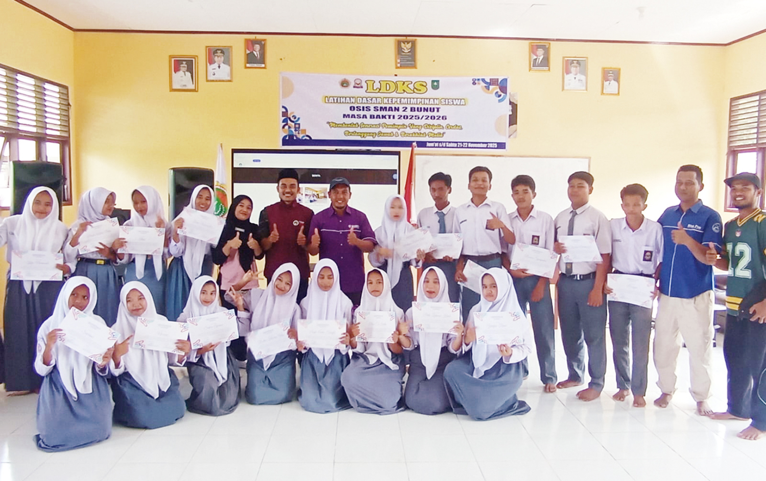 Kepala SMAN 2 Bunut Akhmad Kharulli dan narasumber serta pengurus OSIS foto bersama dalam kegiatan LKDS, Ahad (23/11/2025).
