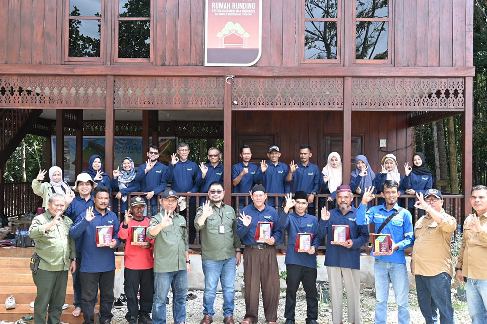 Pimpinan dan Kepala PUI Unri, tokoh-tokoh lokal yang berjasa dalam upaya restorasi gambut  foto bersama usai memberikan CPDS Award, Sabtu (22/11/2025).