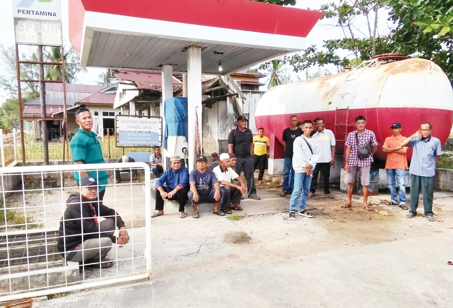 Ratusan nelayan menggelar pertemuan bersama pengelola SPBUN KPPM Pambang Pesisir, Jumat (21/11/2025). Pertemuan ini untuk menyikapi laporan polisi oleh anggota koperasi tersebut.
