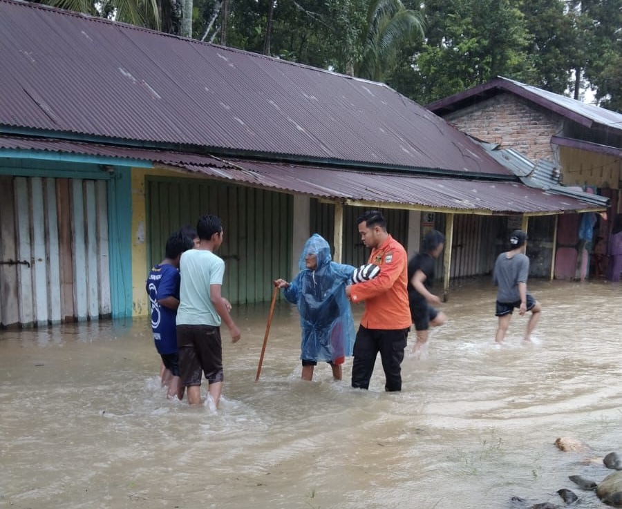 BPBD Kabupaten Padang Pariaman turun ke lokasi banjir akibat meluapnya sungai di Padang Pariaman, Sumbar, Ahad (23/11/2025).