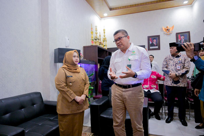 Bupati Bengkalis Kasmarni berbincang dengan Kepala BBKSDA Riau terkait pemanfaatan dan pengembangan transportasi terbatas di kawasan SMGSK dan SMBR di Kantor BBKSDA Riau, Senin (25/11/2025).