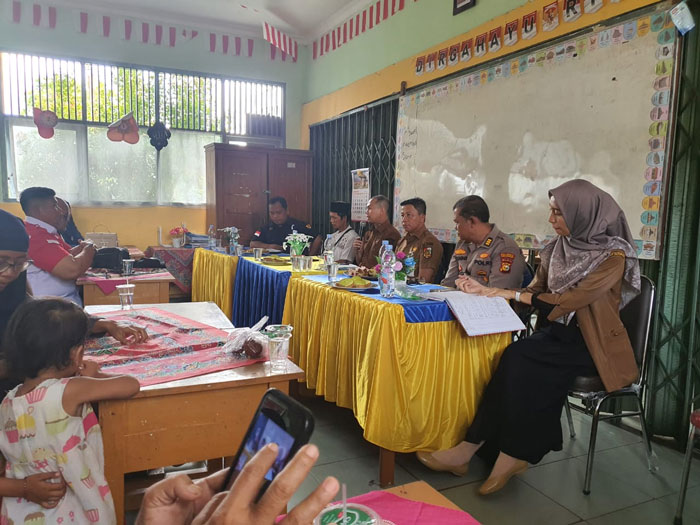 Plt Kepala Disdik Pekanbaru, Masykur Tarmizi, memimpin langsung kunjungan  di SDN 108 Pekanbaru.